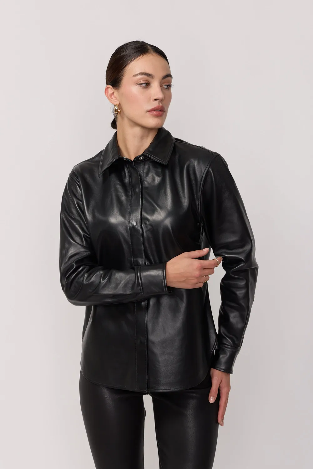 Acquaverde Feather camicia pelle nera oversize