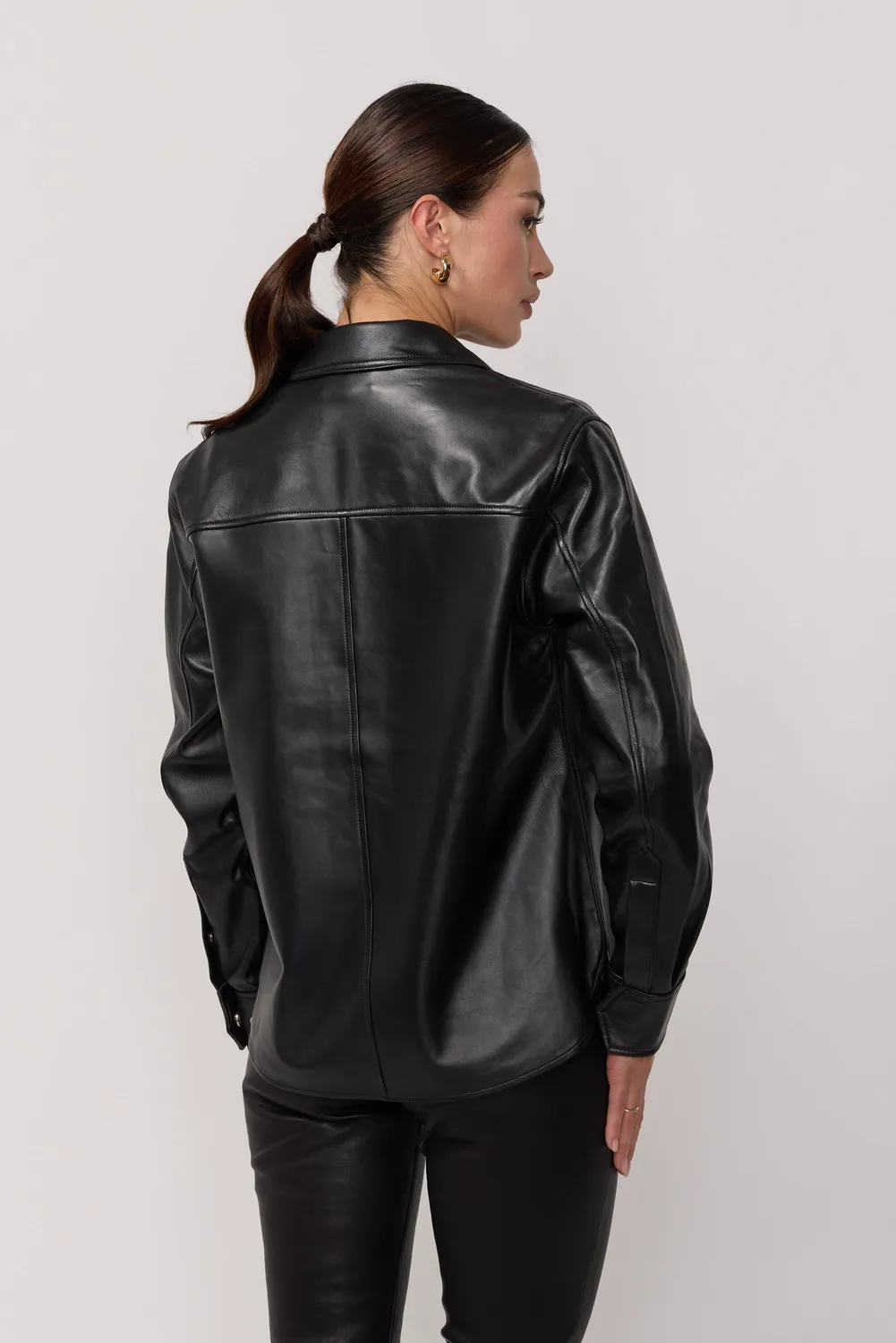 Acquaverde Feather camicia pelle nera oversize