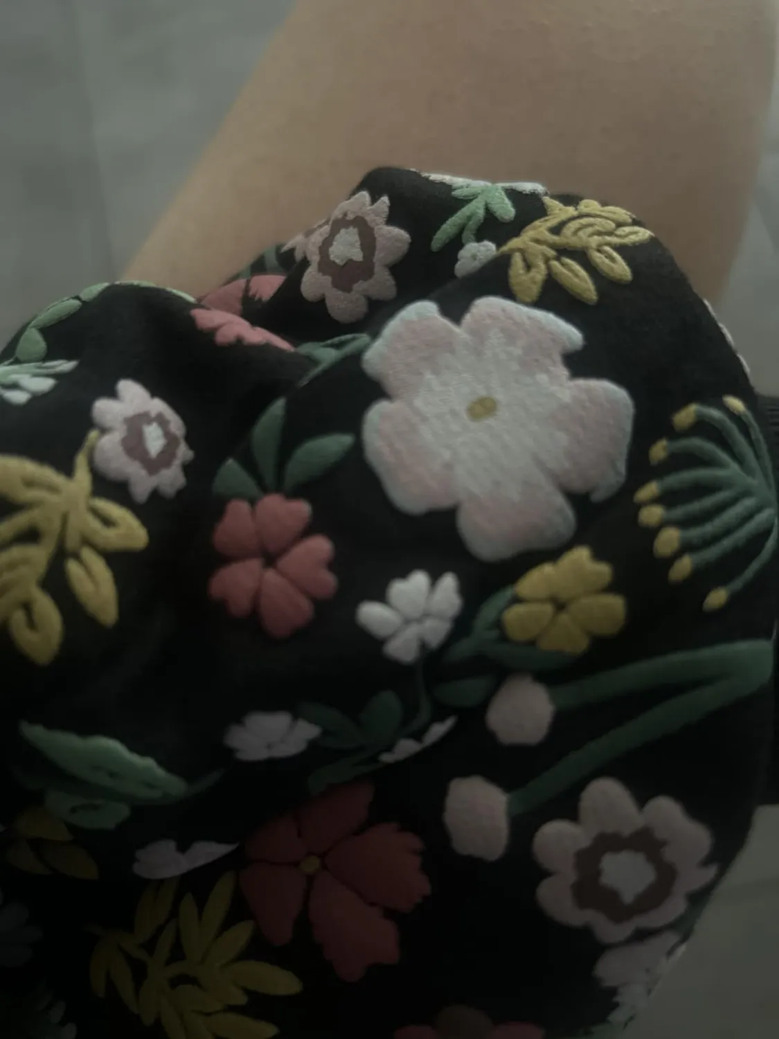 ONLY Onlbrooke L/S O-Neck felpa nera manica fiore